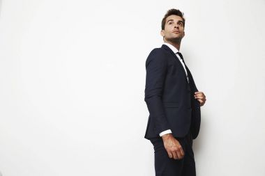 Keskin elbiseli yakışıklı işadamı