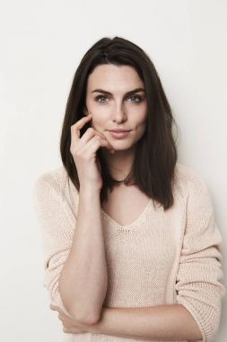 Studio gülümseyen güzel esmer 