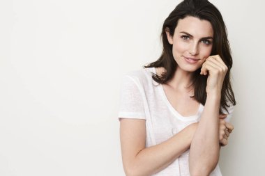 kameraya gülümseyen güzel kadın