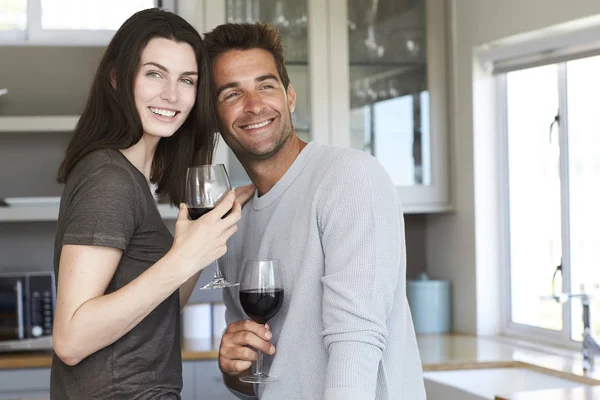 Belo casal sorrindo — Fotografia de Stock