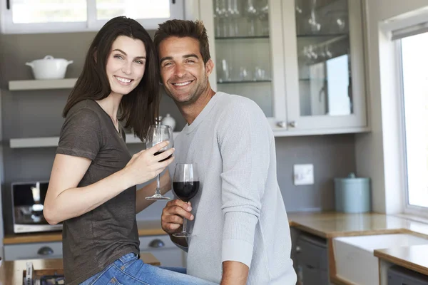 Hermosa pareja posando — Foto de Stock