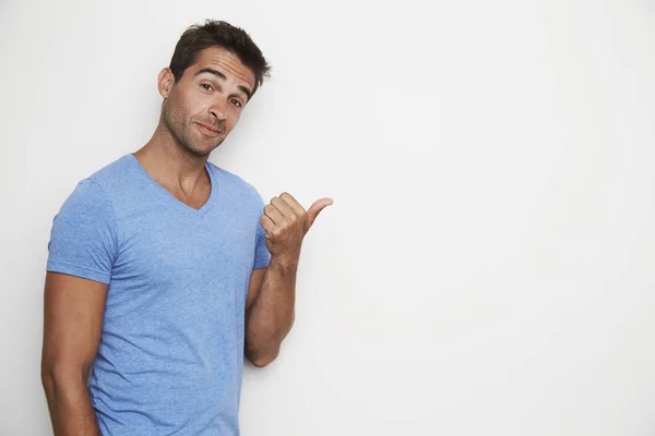 Amigo en camiseta azul señalando — Foto de Stock