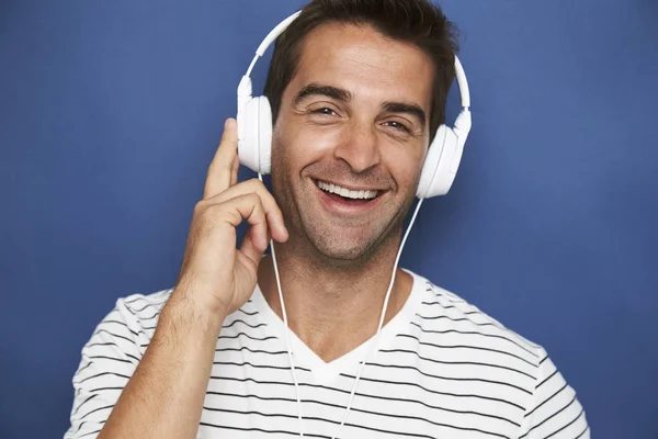 Homem feliz ouvindo fones de ouvido — Fotografia de Stock