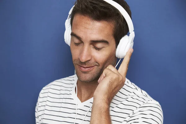 Homem feliz ouvindo fones de ouvido — Fotografia de Stock