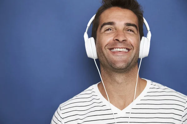 Homem usando fones de ouvido — Fotografia de Stock