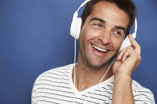Homem usando fones de ouvido — Fotografia de Stock