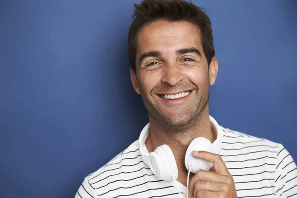 Homem bonito com fones de ouvido — Fotografia de Stock