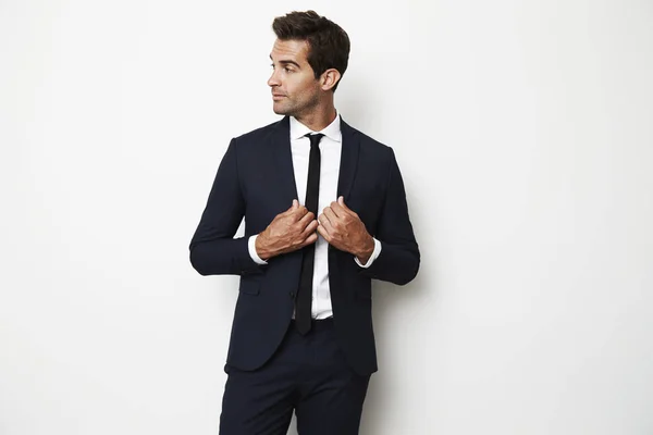 Uomo d'affari che distoglie lo sguardo in giacca e cravatta — Foto Stock