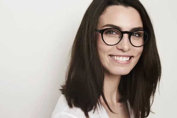 Hermosa chica en gafas mirando a la cámara — Foto de Stock