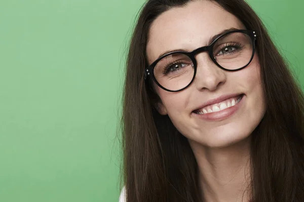 Wunderschönes Mädchen mit Brille, das in die Kamera schaut — Stockfoto