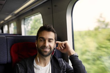müzik dinlerken tren adam