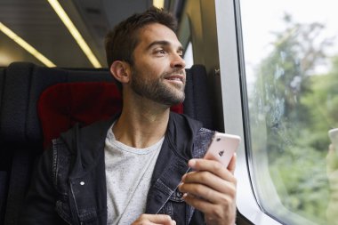 Yakışıklı olan cep telefonu ile