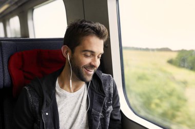 müzik dinlerken tren adam