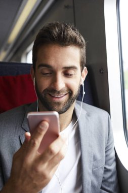 Cep telefonu kullanan yakışıklı genç adam. 