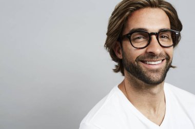 Sakal ve gözlük gülümseyen adam 
