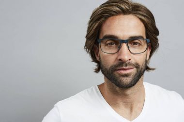 Sakal ve gözlük adam