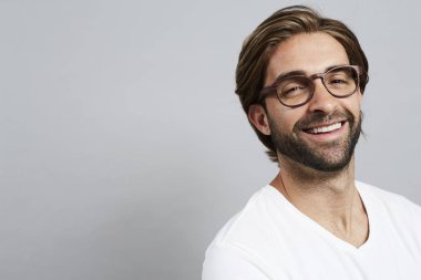 Sakal ve gözlük adam