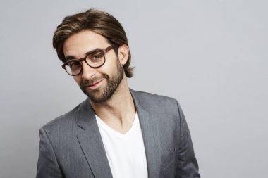 Takım elbiseli yakışıklı adam 