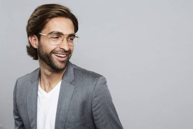 Sakallı adam gülüyor 