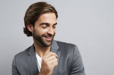 gri takım elbise ceketi giyen sakallı adam