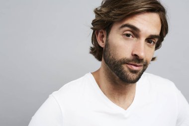 Uzun saçlı yakışıklı adam 