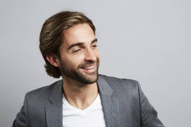 gri takım elbise ceketi giyen sakallı adam