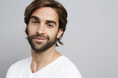 Sakallı yakışıklı adam 