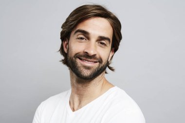 Sakallı yakışıklı adam 