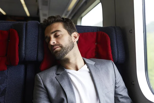 Homme en costume endormi dans le train — Photo