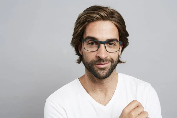 Guy avec barbe et lunettes — Photo