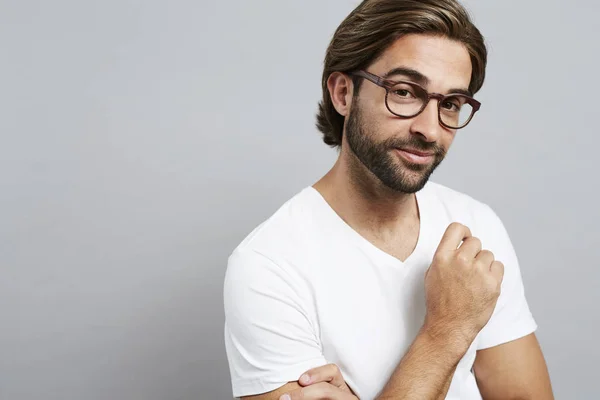 Kille med skägg och glasögon — Stockfoto