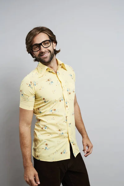Uśmiechający się koleś w żółtej koszulce — Zdjęcie stockowe