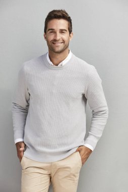 Mutlu yakışıklı adam