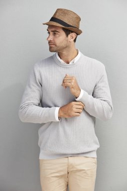 Şapkalı yakışıklı adam