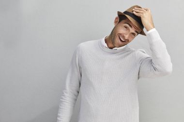 Gri süveterli mutlu adam