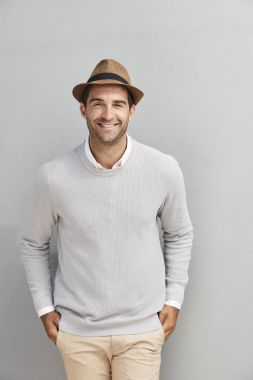 Gri süveterli gülümseyen adam