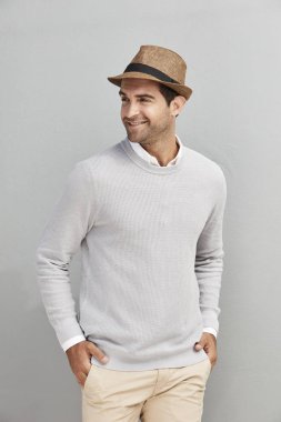 şapkalı yakışıklı adam 