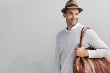 şapkalı adam gülümseyen