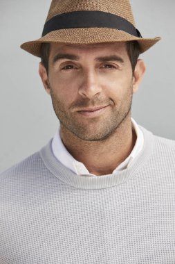 Yakışıklı adam anız ile