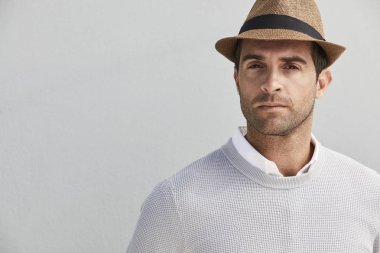 Şapkalı ciddi dostum 