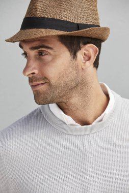 Şapkalı yakışıklı adam