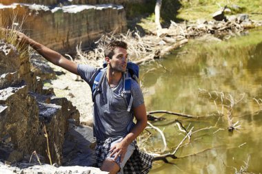 Göl kenarında duran yakışıklı uzun yürüyüşe çıkan kimse