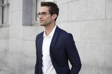 Keskin elbiseli düşünceli işadamı 