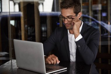 Dizüstü bilgisayarda çalışan iş adamı