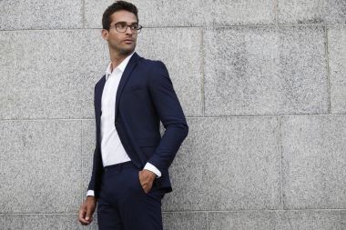 Yakışıklı işadamı kollamaya