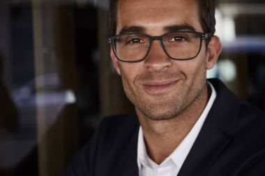 yakışıklı gülen adam