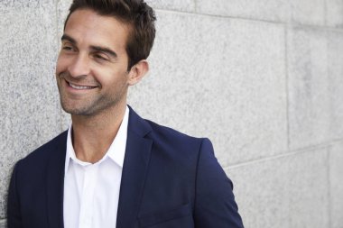 Takım elbiseli mutlu yakışıklı adam