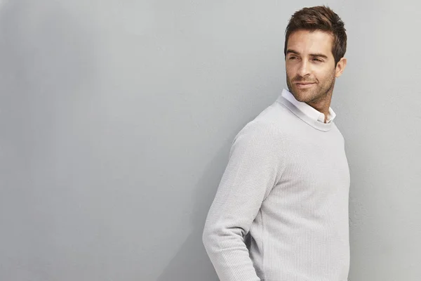 Gri süveterli yakışıklı dostum