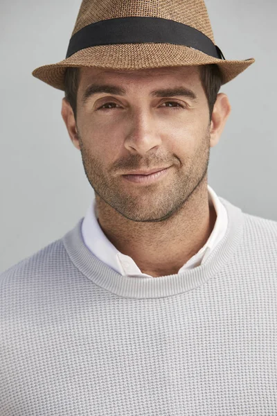 Yakışıklı adam anız ile