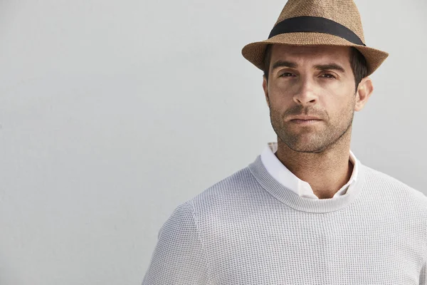 Şapkalı ciddi dostum 